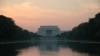 ARCHIVO - El Monumento a Lincoln y la piscina reflectante al atardecer.