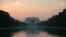 ARCHIVO - El Monumento a Lincoln y la piscina reflectante al atardecer.