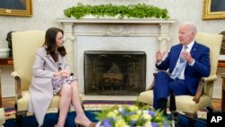 2022年5月31日，拜登总统在白宫椭圆形办公室会见新西兰总理杰辛达·阿德恩。（美联社）
