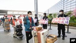 14일 상하이 시내 공항에서 후베이성으로 귀환하는 신종 코로나바이러스 감염증 검사 인력들에게 관계자들이 감사를 표시하고 있다. 