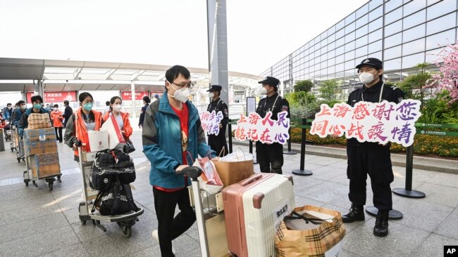 14일 상하이 시내 공항에서 후베이성으로 귀환하는 신종 코로나바이러스 감염증 검사 인력들에게 관계자들이 감사를 표시하고 있다.