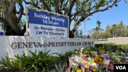 位于加州橙县尔湾的日内瓦长老会教堂在枪击案发生后有民众自动到现场放置花束，悼念事件中的受害者。（美国之音记者李逸华拍摄）