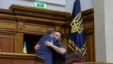El presidente polaco, Andrzej Duda, abraza al presidente de Ucrania, Volodymyr Zelenskiy, durante una sesión del parlamento ucraniano, mientras continúa el ataque de Rusia contra Ucrania, en Kiev, Ucrania, el 22 de mayo de 2022.