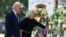 ប្រធានាធិបតី​​អាមេរិក​លោក Joe Biden និង​ភរិយា​លោកស្រី Jill Biden ទស្សនា​​បូជនីយដ្ឋាន​មួយ​កន្លែង​​នៅ​សាលា​បឋមសិក្សា​ Robb នៅ​ក្រុង Uvalde រដ្ឋ Texas កាល​ពី​ថ្ងៃ​ទី​២៩ ខែ​ឧសភា ឆ្នាំ​២០២២ ដើម្បី​​រំឭក​ដល់​វិញ្ញានក្ខណ្ឌ​អ្នកស្លាប់​នៅ​ក្នុង​ព្រឹត្តិការណ៍​បាញ់​ប្រហារ​។