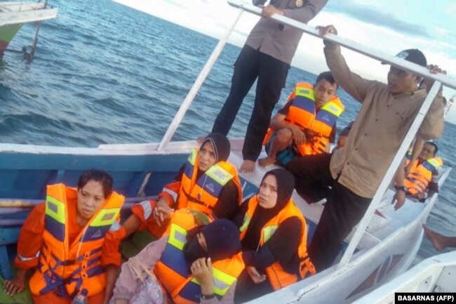 Tim penyelamat mengevakuasi beberapa korban tenggelamnya kapal feri dengan 43 penumpang di Selat Makassar. (Foto: BASARNAS via AFP)