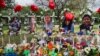 Tampak sejumlah bunga, mainan dan benda-benda lainnya ditaruh di lokasi Sekolah Dasar Robb di Uvalde, Texas, untuk mengenang para korban penembakan massal di sekolah tersebut yang terjadi pada 24 Mei 2022. Foto diambil pada 30 Mei 2022. (Foto: Reuters/Veronica G. Cardenas)