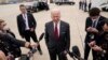 El presidente Joe Biden habla con los medios de comunicación antes de abordar el Air Force One para un viaje a Alabama para visitar una planta de Lockheed Martin, el martes 3 de mayo de 2022, en la base de la Fuerza Aérea Andrews, Maryland (AP Photo/Evan Vucci)