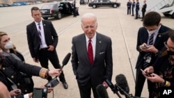 El presidente Joe Biden habla con los medios de comunicación antes de abordar el Air Force One para un viaje a Alabama para visitar una planta de Lockheed Martin, el martes 3 de mayo de 2022, en la base de la Fuerza Aérea Andrews, Maryland (AP Photo/Evan Vucci)