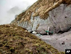 Puing pesawat yang hilang di pegunungan Nepal ditemukan berserakan di lereng gunung pada 30 Mei 2022. (Foto: via AP)