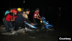 Air menggenang terjadi sejak Senin (23/5), banyak kendaraan milik pekerja di kawasan industri yang terjebak. (foto Humas Jateng)
