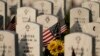 Batu nisan dihiasi dengan bendera Amerika di Leavenworth National Cemetery pada malam Memorial Day, Minggu, 29 Mei 2022, di Leavenworth, AS. (Foto: AP/Charlie Riedel)