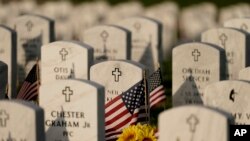 Nadgrobni spomenici su ukrašeni američkim zastavama na nacionalnom groblju Leavenworth uoči Dana sjećanja, 29. maja 2022., u Leavenworthu, Kan. 