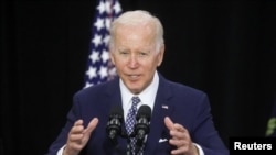 ប្រធានាធិបតី​សហរដ្ឋ​អាមេរិក​ លោក Joe Biden ថ្លែង​សុន្ទរកថា នៅ​មជ្ឈមណ្ឌល​ Delavan Grider Community ទីក្រុង Buffalo រដ្ឋ​ញូវយ៉ក សហរដ្ឋ​អាមេរិក ថ្ងៃទី ១៧ ខែឧសភា ឆ្នាំ២០២២។ (REUTERS/Leah Millis)
