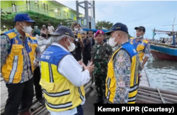Menteri PUPR Basuki Hadimuljono dalam kunjungan ke lokasi rob di Semarang, Rabu (25/5). (Foto: Kemen PUPR)