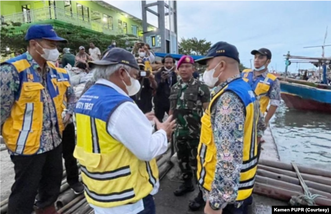 Menteri PUPR Basuki Hadimuljono dalam kunjungan ke lokasi rob di Semarang, Rabu (25/5). (Foto: Kemen PUPR)