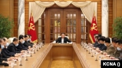 Una reunión del Buró Político de Corea del Norte, presidida por el líder Kim Jong Un, dictó medidas para contrarrestar el primer brote de COVID-19 en el país. Foto de la agencia oficial norcoreana KCNA.