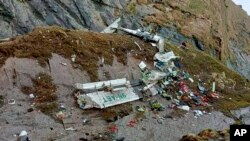 Esta fotografía distribuida por Fishtail Air muestra los restos de un avión en un desfiladero en Sanosware, en el distrito de Mustang, cerca de la ciudad montañosa de Jomsom, al oeste de Katmandú, Nepal, el lunes 30 de mayo de 2022.