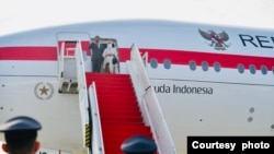 Presiden Joko Widodo dan Ibu Negara Iriana Widodo bersiap meninggalkan Jakarta untuk terbang menuju Washington, DC, untuk menghadiri KTT AS-ASEAN, pada 10 Mei 2022. (Foto: Biro Setpres)