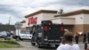 Para polisi tampak Tops Friendly Market, di Buffalo, New York, setelah penembakan yang menewaskan sejumlah orang di supermarket tersebut pada Sabtu, 14 Mei 2022. (Foto: Joshua Bessex/AP)