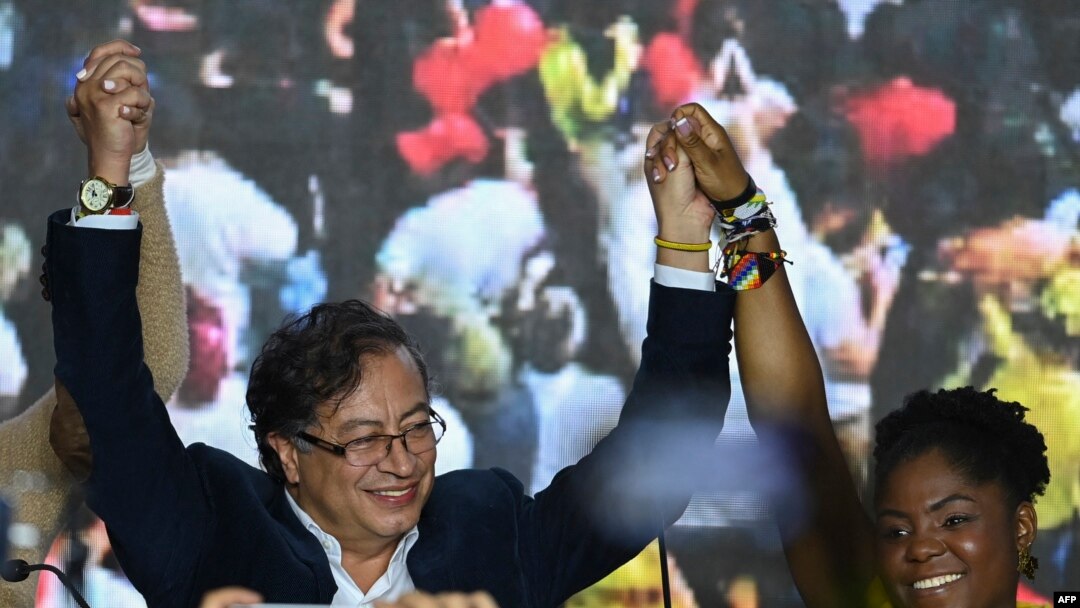 El candidato presidencial colombiano por la coalición Pacto Histórico Gustavo Petro y su compañera de fórmula Francia Márquez, celebran en la sede del partido, en Bogotá, el 29 de mayo de 2022.