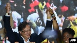 El candidato presidencial colombiano por la coalición Pacto Histórico Gustavo Petro y su compañera de fórmula Francia Márquez, celebran en la sede del partido, en Bogotá, el 29 de mayo de 2022.