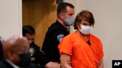 Payton Gendron es conducido a la sala para una audiencia en el Tribunal del Condado de Erie, en Buffalo, Nueva York, el jueves 19 de mayo de 2022. Gendron enfrenta cargos por el tiroteo fatal del 14 de mayo en un supermercado en Buffalo. (Foto AP/Matt Rourke)
