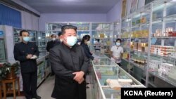 북한이 신종 코로나바이러스 확산 사실을 공개한 이후인 지난달 15일, 김정은 국무위원장의 마스크를 쓰고 평양의 한 약국을 직접 점검하기 위해 방문한 사진을 관영매체가 공개했다. KCNA via REUTERS.