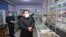 북한이 신종 코로나바이러스 확산 사실을 공개한 이후인 지난달 15일, 김정은 국무위원장의 마스크를 쓰고 평양의 한 약국을 직접 점검하기 위해 방문한 사진을 관영매체가 공개했다. KCNA via REUTERS.