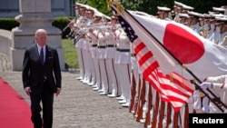 美国总统拜登2022年5月23日在访问东京时检阅仪仗队。（路透社）
