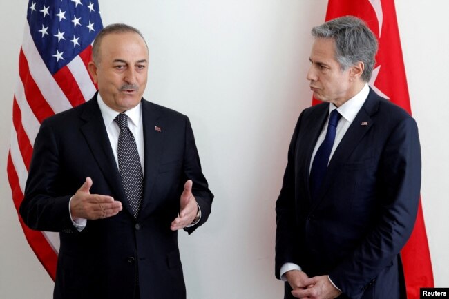 토니 블링컨(오른쪽) 미 국무장관과 메블뤼트 차우쇼을루 터키 외무장관이 18일 뉴욕 유엔본부에서 회동하고 있다.