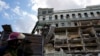 가스 폭발 사고로 크게 훼손된 쿠바 아바나의 사라토가 호텔 현장을 7일 소방대원이 살펴보고 있다. 