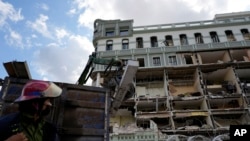 Seorang petugas SAR memperhatikan kerusakan pada hotel bintang lima Hotel Saratoga setelah ledakan mematikan pada Jumat, 7 Mei 2022 di Havana, Ibu Kota Kuba. (Foto: Ramon Espinosa/AP Photo)