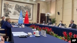 聯合國人權事務高級專員巴切萊特在中國廣州與中國外長王毅舉行會談。 （2022年5月23日）