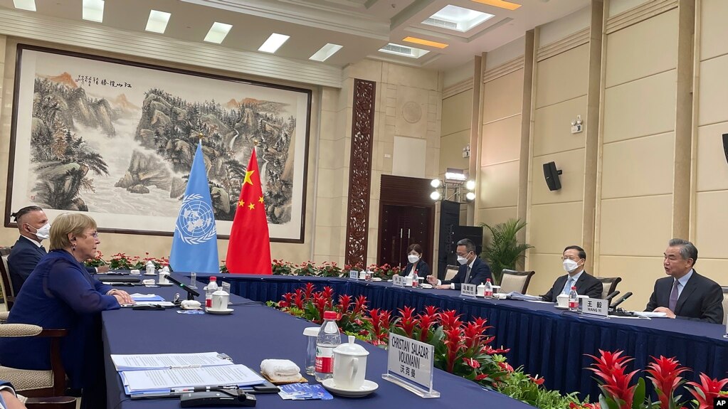 2022年5月23日中国外交部长王毅会见联合国人权事务高级专员米歇尔·巴切莱特(photo:VOA)