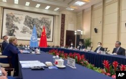 미첼 바첼레트(왼쪽) 유엔 인권최고대표가 23일 광저우에서 왕이(오른쪽) 중국 외교담당 국무위원 겸 외교부장과 회동하고 있다.