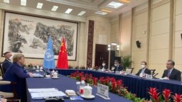 Komisioner Tinggi HAM PBB, Michelle Bachelet (kiri) melakukan pertemuan dengan Menlu China Wang Yi (kanan) di Guangzhou, China selatan (23/5).