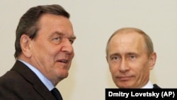 Bivši njemački kancelar Gerhard Šreder i ruski predsjednik Vladimir Putin, 2009.
