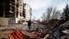 Фото від 7 квітня 2022 року: член команди прокурора з воєнних злочинів поблизу будівлі, що постраждала від обстрілів Росією в Бородянці. REUTERS/Зохра Бенсемра