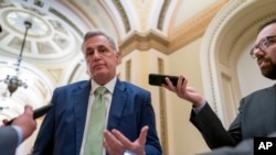 El líder de la minoría republicana en la Cámara de Representantes, Kevin McCarthy, responde a preguntas de la prensa en el Capitolio el 6 de abril de 2022.