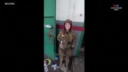 Ազովստալ պողպատի գործարանի ներսում, զինվորները միանում են կին գործընկերոջը՝ երգելով հանրահայտ ուկրաինական «Спи собі сама» երգը 