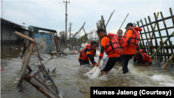 Petugas BPBD Jawa Tengah dibantu sejumlah pihak menutup tanggul yang jebol pada Rabu (25/5). (Foto: Humas Jateng)