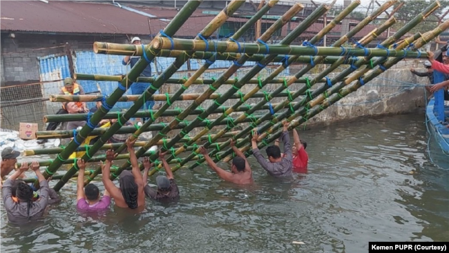 Penutupan sementara tanggul yang jebol ditargetkan selesai Kamis (26/5), Kemen PUPR juga akan mengevaluasi tinggi tanggul ke depan. (Foto: Kemen PUPR)