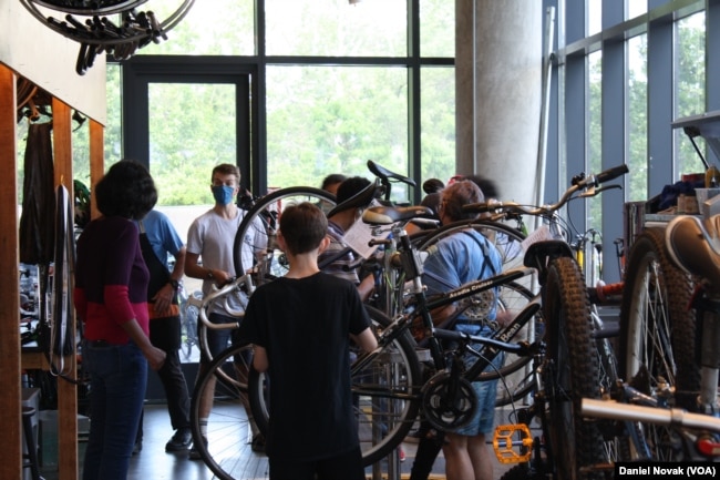 Students and volunteer teachers fix up bicycles at Phoenix Bikes in Arlington, Virginia. (Dan Novak/VOA)