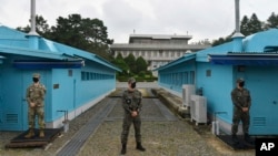 Binh sĩ Hàn Quốc và Hoa Kỳ canh gác cho một chuyến thăm của quan chức đến khu vực DMZ.
