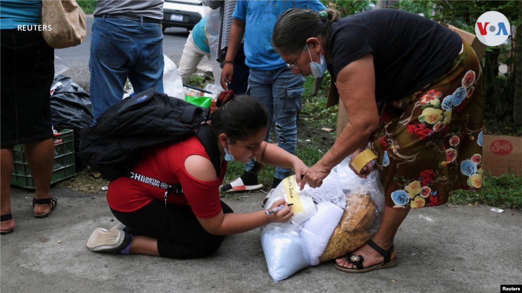 Un grupo de mujeres preparan un paquete con suministros para un familiar que fue detenido durante el estado de emergencia en El Salvador.&nbsp;