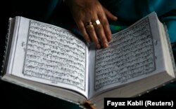 Seorang wanita Muslim membaca Alquran di dalam Masjid Jamia Kashmir selama Ramadhan di Srinagar, 11 September 2009. (Foto: Reuters)