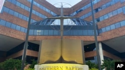 Una escultura con una biblia y una cruz, en el exterior de la sede de la Convención Bautista del Sur, en Nashville, Tennessee, el 24 de mayo de 2022. 
