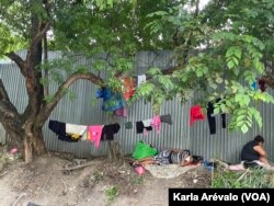 Los familiares de los detenidos improvisan albergues afuera del penal de La Esperanza. Los negocios cercanos les lavan la ropa y les venden comida.