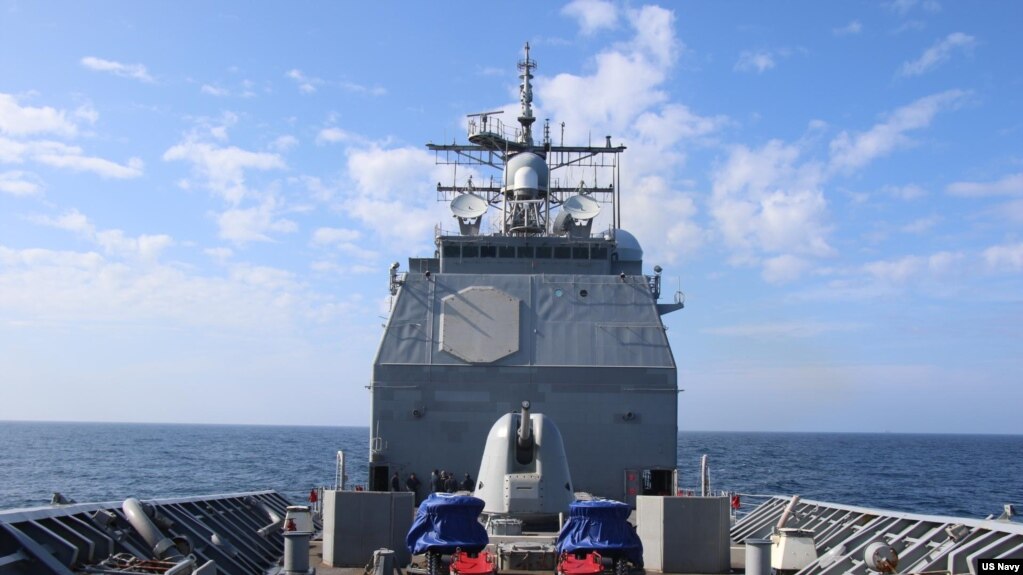  美国海军公布的照片显示“罗亚尔港”号导弹巡洋舰对台湾海峡进行一次例行穿越。(2022年5月10日)(photo:VOA)