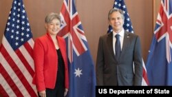 토니 블링컨 미국 국무장관(오른쪽)과 페니 웡 호주 외무장관이 24일 일본 도쿄에서 회담했다.